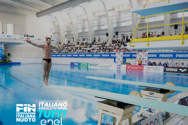 ASSOLUTI ENEL: TIMBRETTI OTTAVO NELLA FINALE DA PIATTAFORMA, LE SCUOLE RIEMPIONO LA TRIBUNA DELLA PISCINA STADIO MONUMENTALE