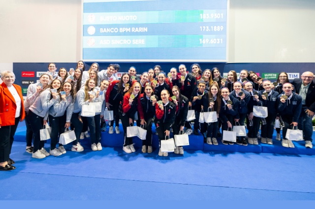 ASSOLUTI HERBALIFE: VINCE BUSTO NUOTO ACRO, PREMIANO LA SINDACA E IL PRESIDENTE ALBONICO